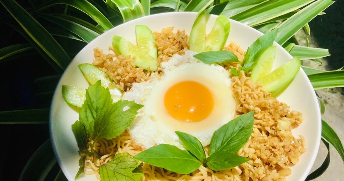 Mì trộn trứng sa tế tỏi