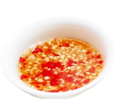 Pha nước chấm: Hỗn hợp nước chấm nem chính gồm: nước ấm, nước mắm, đường, giấm, nước cốt chanh, ớt, tỏi băm nhỏ với tỷ lệ: 1 muỗng canh chua – 1 muỗng canh ngọt – 1 muỗng canh mắm – 4 muỗng canh nước.