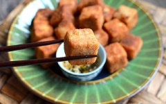 Cho món ăn ra đĩa và ăn cùng với cơm nhé! Bạn có thể chấm với tương ớt hay nước tương cay đều được.