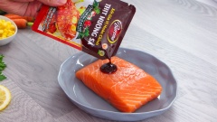 Dùng 200gr cá hồi rửa sạch, ướp với 1 muỗng canh xốt gia vị hoàn chỉnh Barona thịt nướng vị sả và 1 muỗng canh dầu olive trong 10 phút.