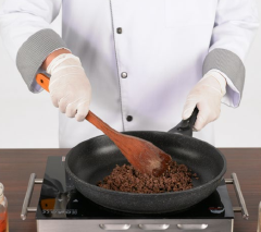 Bồ câu một con bỏ phần xương đùi cứng, bằm nhuyễn luôn xương, còn lại và da cùng với 10gr hành tím băm, ướp với 1gr tiêu, 1gr muối, 2gr đường cát, trộn đều, để thấm 15 phút. Bắc chảo lên bếp, cho 10ml dầu vào. Dầu nóng, cho thịt bồ câu vào xào cho chín, nêm lại vừa ăn, cho ra tô.