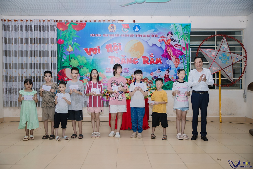 Tuổi trẻ Trường Đại học Tây Bắc tổ chức nhiều hoạt động trung thu ý nghĩa cho thiếu nhi