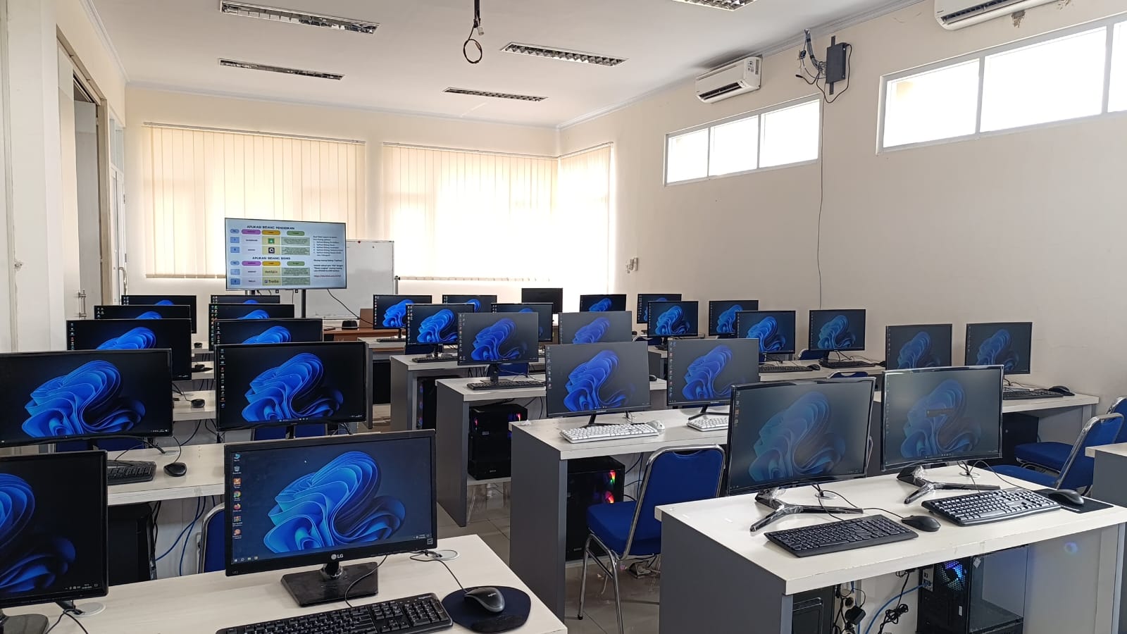 Laboratorium Komputer & Bahasa