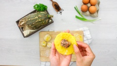 Chia bột bánh thành những phần nhỏ bằng nhau, vo thành viên tròn tương ứng với từng phần nhân tôm thịt, cán dẹt rồi cho nhân thịt vào giữa. Dùng tay khéo léo bọc kín nhân lại và lấy que tăm in lên vỏ bánh để tạo hình múi cho quả bí. Cắt giấy nến chống dính lót xuống xửng hấp, cho từng chiếc bánh bí đỏ lên xửng và hấp bánh trong 20 phút.