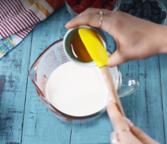 Cho sữa chua, sữa nguyên kem, mật ong, tinh chất vani vào tô lớn/ vật đựng bất kỳ. Sau đó, dùng phới lồng đánh đều đến khi hỗn hợp yogurt nhuyễn mịn.