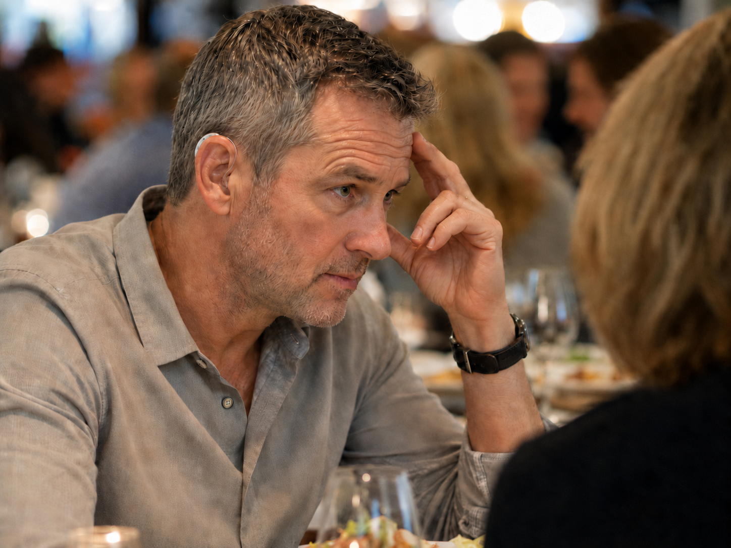Personne attentive lors d'une conversation, illustrant la concentration nécessaire à l'écoute