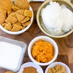 Bánh quy bí đỏ bạn nghiện hoặc xay vụn thành bột. Bánh quy gừng bạn bẻ nhỏ. Cho bí đỏ nghiện, kem vani, bột bánh quy bí đỏ, bánh quy gừng, sữa tươi vào máy xay sinh tố. Xay nhuyễn hỗn hợp.