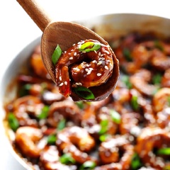 Khi mẻ tôm thứ hai chín các bạn cho số tôm chiên lần 1 vào chảo đảo cùng với hỗn hợp sốt tương đen. Xào tôm khoảng 1-2 phút để tôm được thấm gia vị và có màu sắc đẹp mắt.