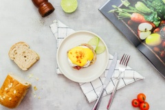 Món egg bennedict vừa chín tới, còn lòng đỏ sóng sánh bên trong, ăn kèm với sốt Hollandaise, salad hay chấm với bánh mì đều hấp dẫn. Món trứng này cũng không quá phức tạp phải không nào, đây sẽ là món rất phù hợp dùng bữa ăn sáng nhanh gọn hoặc ăn theo chế độ lành mạnh. Bạn nhớ lưu công thức để thực hiện cùng Cooky cho gia đình thưởng thức nhé!