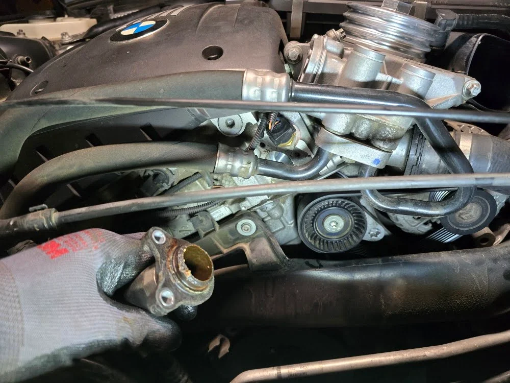 BMW Z4 E89 N54 미키마우스 플랜지 11537541992 부식 상태 — 플라스틱 표면 변색 및 냉각수 결정 흔적 확인