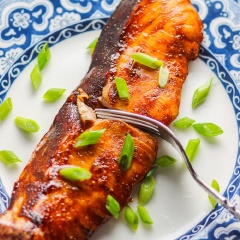 Cá hồi nướng sốt Teriyaki dễ dàng và nhanh gọn cho bạn một món ăn đầy đủ dinh dưỡng với hương vị đậm đà, thấm vào từng thớ thịt. Bạn hãy lưu lại công thức và làm ăn nhé. Món này vừa có thể dùng làm món ăn sáng hoặc một bữa tối lãng mạn đấy.