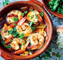 Món này ăn với bánh mì nướng là hợp nhất. Bạn có thể để luôn trong chảo hoặc dọn ra đĩa để thưởng thức.