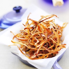 Xé nhỏ sợi mực một nắng nướng trước khi dùng và chấm cùng các loại nước chấm yêu thích nhé. Bạn có thể phơi mực xong thì lưu trữ ngăn đá tủ lạnh, chờ dịp có "bạn nhậu" tới chơi cùng rồi rã đông, thưởng thức. Nếu không biết mực một nắng làm gì ngon, trọn vị và chuẩn đúng điệu thì bạn có thể làm mực một nắng nướng đơn giản như kiểu ở trên hoặc tẩm bột chiên giòn, xào với rau củ quả cũng rất thú vị. Chúc bạn thành công và ngon miệng với cách làm mực một nắng mà mình chia sẻ.