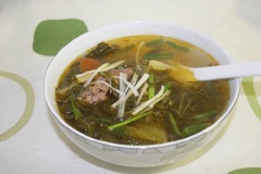 Khi ăn rắc hành lá cho thơm. Món canh gân bò nấu dưa cải chua này ăn ngon cả khi nóng lẫn khi nguội, đặc biệt là buổi sáng có bát cơm nóng ăn với canh dưa chua nguội thì ngon tuyệt cú mèo.