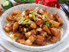 Bữa cơm ngon lành và đúng nghĩa chắc chắn không thể thiếu được món thịt ba chỉ ram cháy cạnh này đâu đấy. Thịt được chế biến đậm vị, thơm ngon và hấp dẫn khi ăn kèm cơm đấy.
