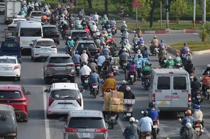 Cửa ngõ phía Tây TPHCM đang ùn ứ, các xe di chuyển rất chậm - Báo Người Lao Động