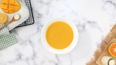 Sơ chế nguyên liệu: Các bạn xay nhỏ 150gr bánh quy. Đun chảy 50gr bơ lạt. Xoài chín gọt vỏ, bỏ hạt, cho vào cối 200gr xoài và xay mịn nhuyễn.