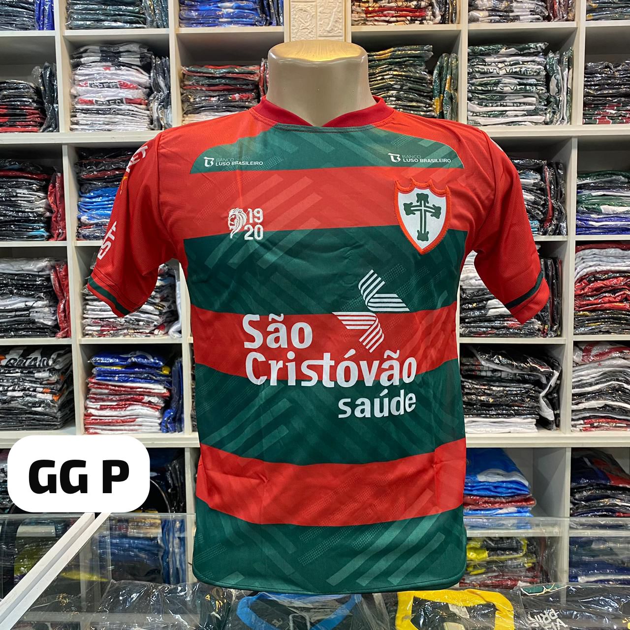 Camisa listrada verde e vermelha com logo São Cristóvão Saúde – Atacado no Brás