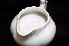 Cho nước cốt dừa vào nồi nhỏ, thêm 1 muỗng cà phê bột năng, 15g đường và 1/2 muỗng cà phê muối vào, đun lửa nhỏ và khuấy đều đến khi nước cốt dừa sệt lại thì để nguội, cất vào tủ lạnh dùng dần.