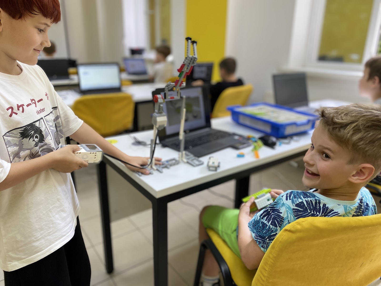 Ученик выполняет задание