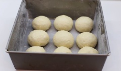 Phết bơ đều vào khuôn bánh, rắc thêm ít bột mì áo đều lòng khuôn. Vê tròn các khối bột rồi đặt vào khuôn, các viên bột các nhau 1 đoạn ngắn, đem ủ khoảng 45-75 phút hoặc cho đến khi bột nở tiếp 80%.