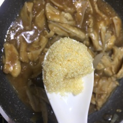 Cho sụn gà vào đảo sơ đến khi săn lại. Cho sốt me vào rim chung. Tùy vào khẩu vị bạn có thể nêm chua hoặc ngọt bằng cách gia giảm đường nhé!