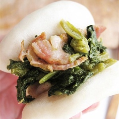 Bánh bao hình vỏ sò với cách tạo hình dễ thương như thế này thì chắc các bé nhà mình sẽ thích lắm cho xem. Với bánh kiểu này, chúng mình còn có thể kẹp đủ kiểu nhân vào giữa đấy! Chỉ cần chị em bỏ xíu thời gian trang trí bánh là được nhé!