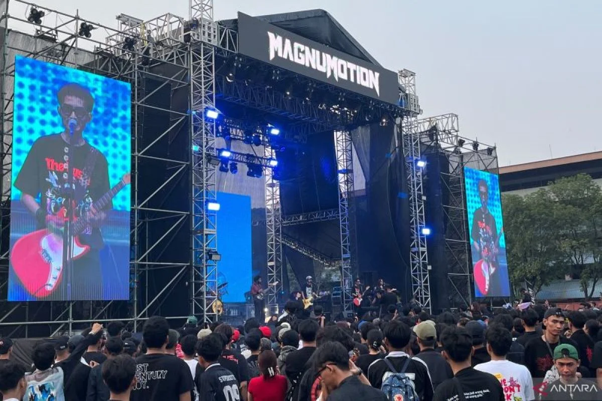 Suasana penampilan grup musik di panggung Magnumotion Loud Fest yang digelar di Bogor.