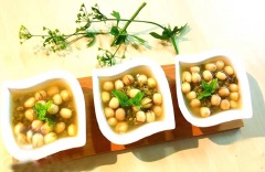 Chè đậu xanh hạt sen mát ngọt, thơm ngon, với hạt sen mềm thơm, đậu xanh bùi bùi ăn rất thích miệng. Đặc biệt món chè này có công dụng giải nhiệt, bổ dưỡng, tốt cho sức khỏe, tốt cho người mất ngủ.