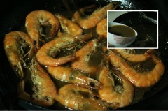 Tận dụng dầu ăn trong chảo, đổ nước cốt me vào, thêm vào 2 muỗng canh nước mắm, 1.5 muỗng canh đường, 1 muỗng cà phê ớt băm (nếu thích ăn cay), đun sôi rồi cho tôm vào. Đun tiếp cho đến khi nước sốt sệt lại bám lên tôm là được.