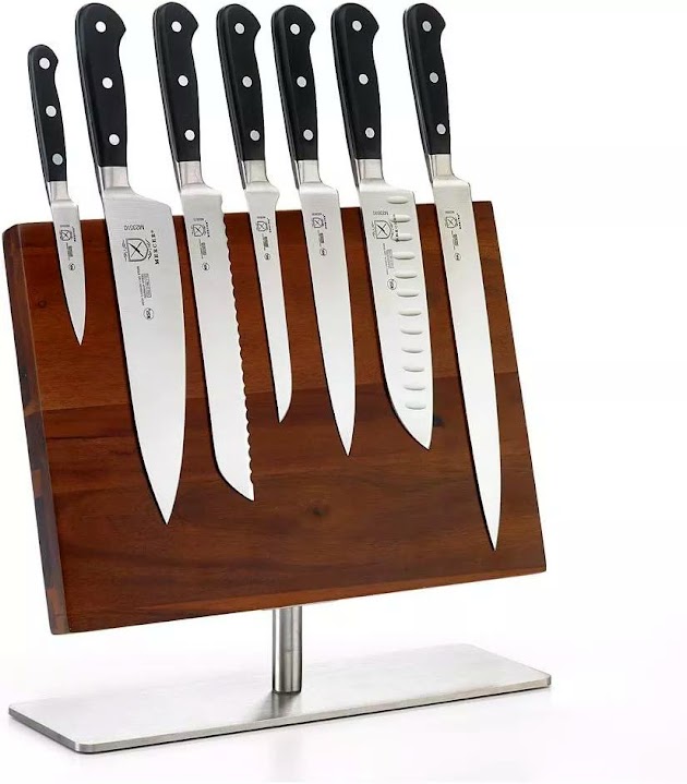 Un tablero magnético que muestra siete cuchillos culinarios Mercer