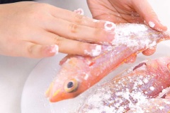 Cà chua thái múi cau. Đậu phụ thái miếng vừa ăn. Cá làm sạch, ướp muối và hạt tiêu trong 5 phút rồi lấy bột bắp xoa đều lên mình cá. Đun nóng dầu ăn, cho gừng vào đảo. Tiếp đó cho cá vào chiên vàng đều 2 mặt.