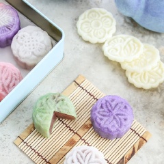 Bánh trung thu dẻo là loại bánh dễ làm, nhanh ăn, nguyên liệu dễ tìm. Chỉ cần trộn bột nếp rang, đường bột với shortening rồi đóng khuôn với phần nhân đậu là có thể ăn ngay được rồi.