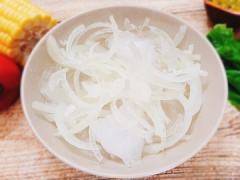 Xà lách, cà chua rửa sạch. Xà lách cắt thành khúc vừa ăn. Cà chua cắt lát. Bắp rửa sạch, tách hạt. Đun sôi 2 chén nước. Trụng bắp qua nước sôi, rồi vớt ra tô nước lạnh. Vớt bắp ra để ráo. Hành tây bóc vỏ thái lát mỏng. Ngâm hành với nước đá cho bớt hăng.