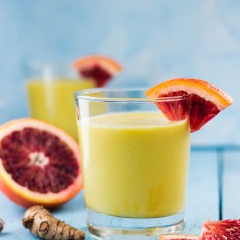Rót sinh tố ra ly và thưởng thức. Sinh tố nghệ và trái cây nhiệt đới nghe có vẻ khó uống nhưng thực chất rất ngon và thơm vì còn cónước cốt dừa thơm lừng kèm theo xoài, thơm, cam ngòn ngọt hấp dẫn lắm đấy. Còn chờ gì mà không thử ngay nào.