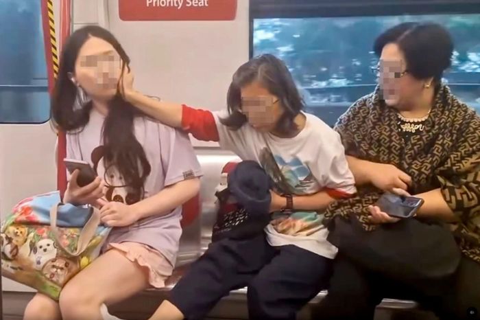 Người phụ nữ giật tóc cô gái để giành ghế trên tàu điện - Tạp chí Tri thức