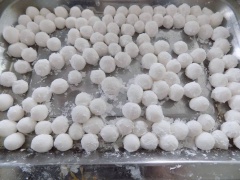 Khi đã có 1 viên bột lớn khô dẻo, bạn nhéo nhỏ vo thành viên tròn. Cho vào khay có sẵn 1 ít bột năng (cách này tránh các viên bột dính vào nhau).