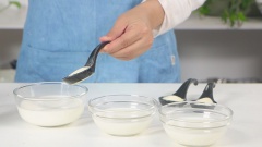 Ngâm nở gelatin với sữa tươi: chuẩn bị 3 chén sữa tươi không đường với định lượng theo thứ tự là 140ml, 70ml và 70ml, cho lần lượt 14gr, 7gr và 7gr bột gelatine vào 3 chén sữa tươi, khuấy đều và để gelatine nở. Tiếp theo đem lần lượt từng chén đi đun cách thuỷ cho tan chảy hoặc quay chảy trong lò vi sóng.