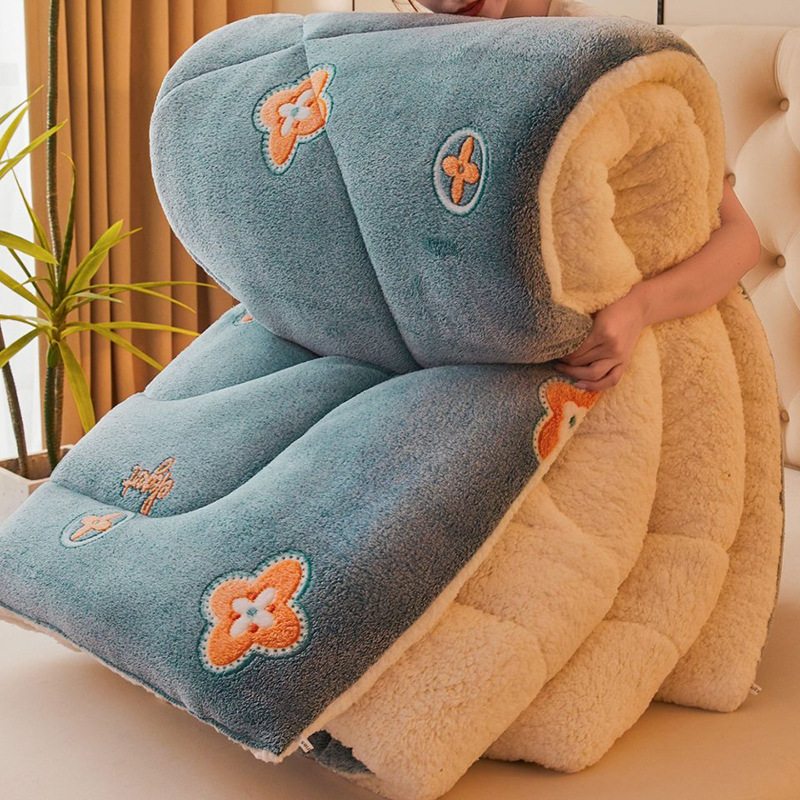 Winter duvet with polyester filling