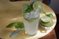 Rót cocktail ra ly, trang trí thêm lá bạc hà là có thể dùng.