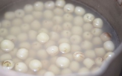 Hạt sen rửa sạch, cho vào nồi, thêm nước ninh nhừ.