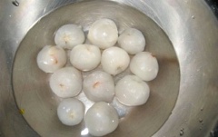 Quả vải mua về bóc vỏ, tách bỏ hột. Sau đó pha hỗn hợp nước gồm 300g muối trong 1 lít nước rồi ngâm ngập trái vải trong khoảng 1 tiếng đồng hồ. Sau 1 tiếng thì bạn đổ vải ra cho ráo nước, xả lại vải với nước lạnh 1 lần cho hết vị mặn. Vị mặn này không đáng kể nên cũng không ảnh hưởng nhiều tới vị quả vải đâu nhé.