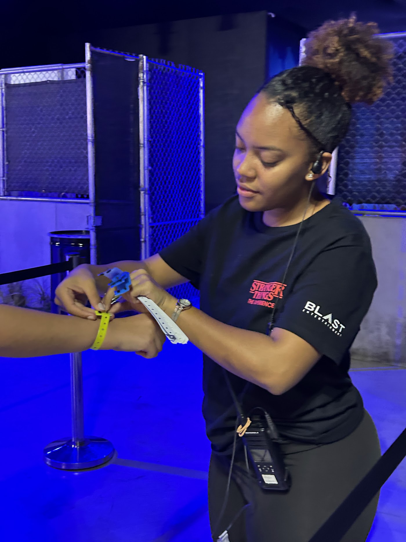 Equipe de monitoria da 3S Onlife na operação de Stranger Things: The Experience, no Rio de Janeiro