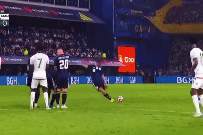 Chiêm ngưỡng cú sút phạt khiến Messi vỗ tay tán thưởng - Báo Tiền Phong