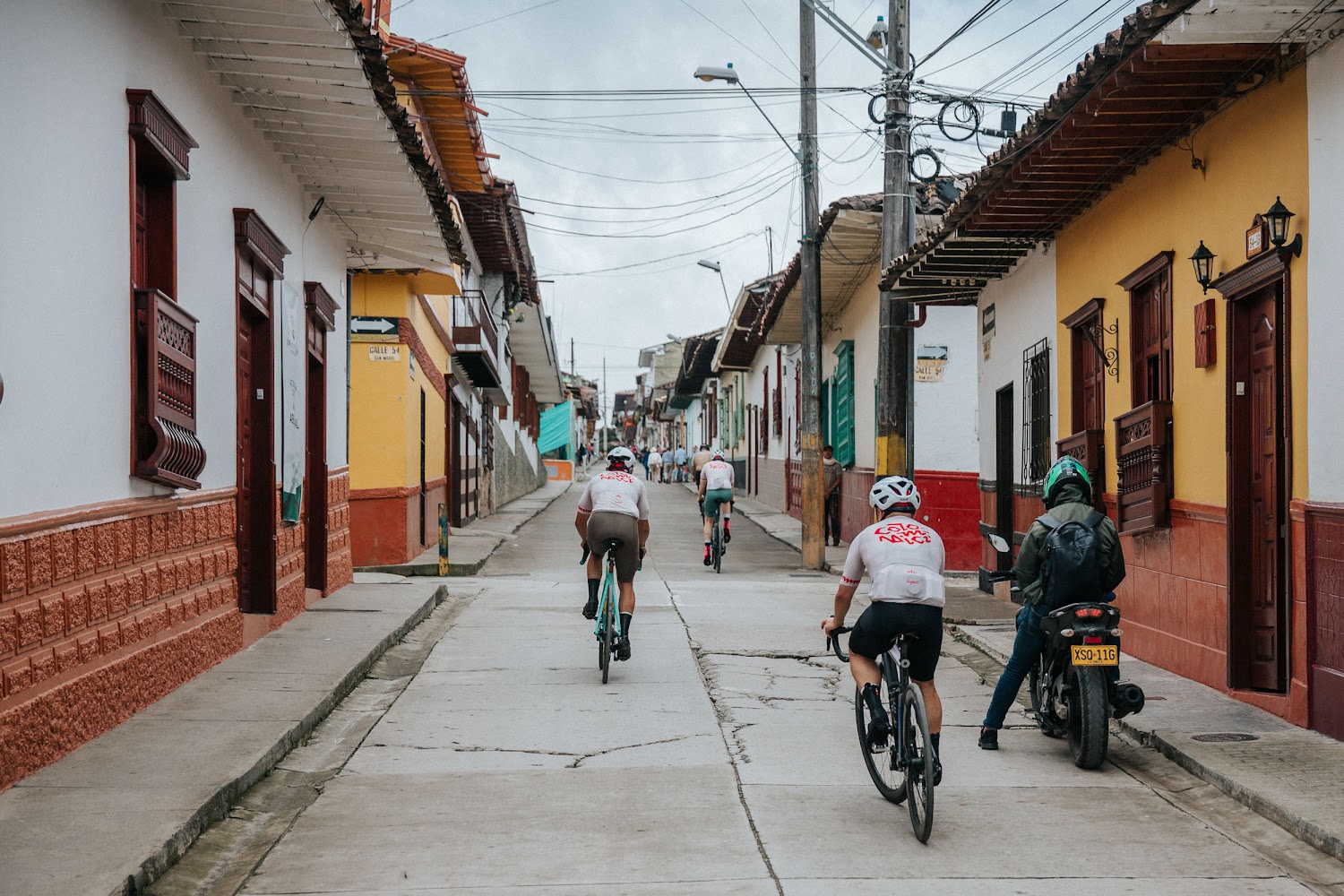 Cyclist on the road, El Retiro, Antioquia. Photograph by @LaVueltaEsAsi