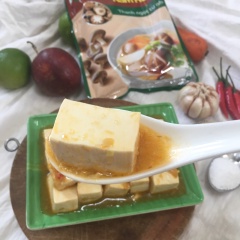 Đun khoảng 3 phút nữa thì tắt bếp (nhớ nấu lửa nhỏ để đậu hũ thấm gia vị và không bị cháy đít nồi. Đảo nhẹ tay để không làm nát đậu hũ). Trình bày ra đĩa và thưởng thức.