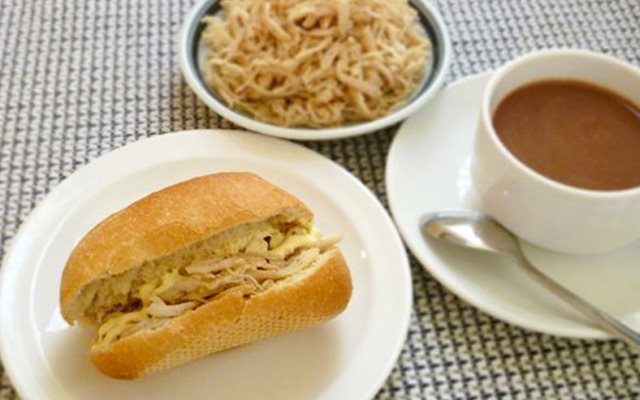 Bánh Mì Kẹp Thịt Gà
