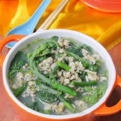 Múc canh ra tô và thưởng thức.