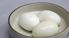 Cho trứng vịt vào nồi luộc chín trong khoảng 15-20 phút rồi bóc bỏ vỏ.