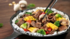 Sau đó cho gói giấy bạc vào lò nướng, nướng trong vòng 30 phút ở nhiệt độ 180 độ. Khi thịt chín, trình bày ra dĩa và dùng nóng, có thể chấm kèm với nướng tương tùy ý.